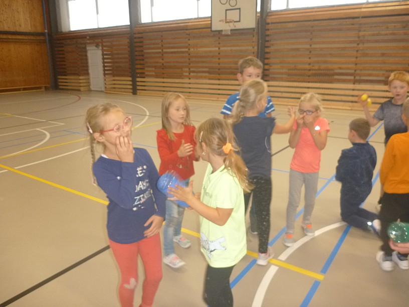 Co se děje u prvňáčků v družině - fotografie 9