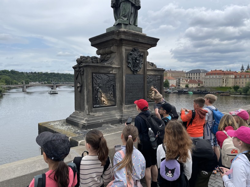 Školní výlet 4. a 5. třídy do Prahy - fotografie 10