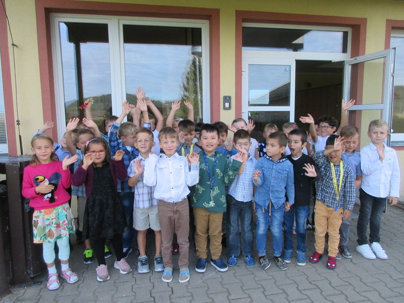 Slavnostní přivítání žáků 1. třídy - fotografie 13