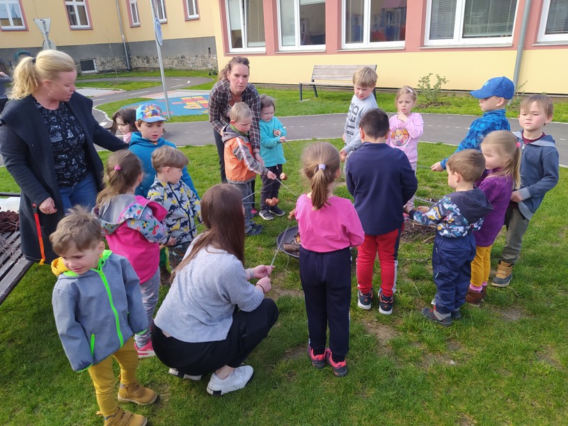 Pálení čarodějnic ve školce - fotografie 18