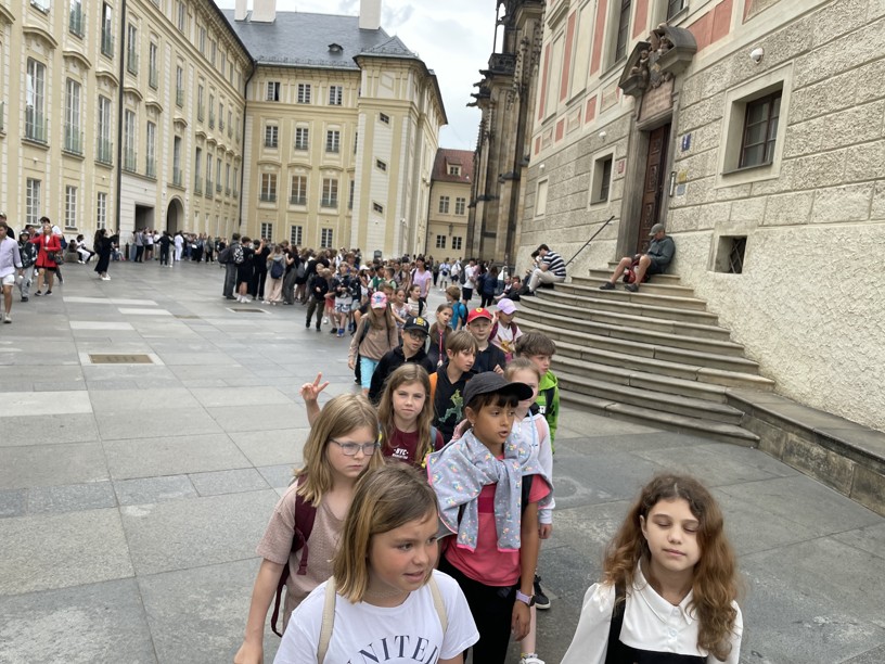 Školní výlet 4. a 5. třídy do Prahy - fotografie 13