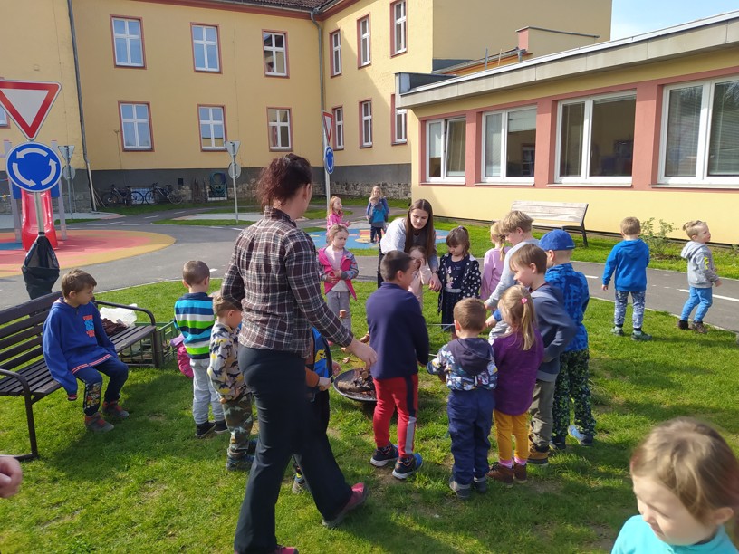 Pálení čarodějnic ve školce - fotografie 17